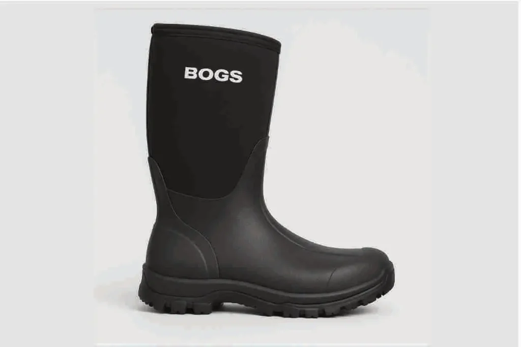Bota Bogs Classic Ultra High negra de neopreno y goma, con suela antideslizante y logotipo visible, diseñada para trabajos en zonas húmedas y frías.