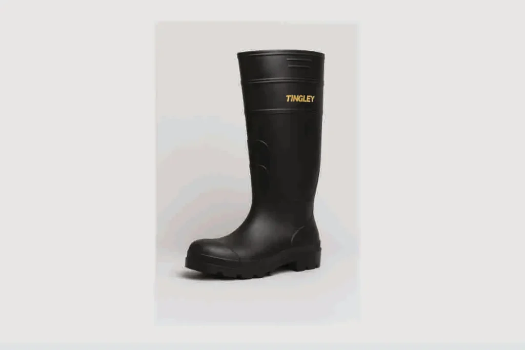 Bota de goma impermeable Tingley de caña alta, color negro con logotipo amarillo, diseño resistente ideal para trabajo en barro o condiciones húmedas.