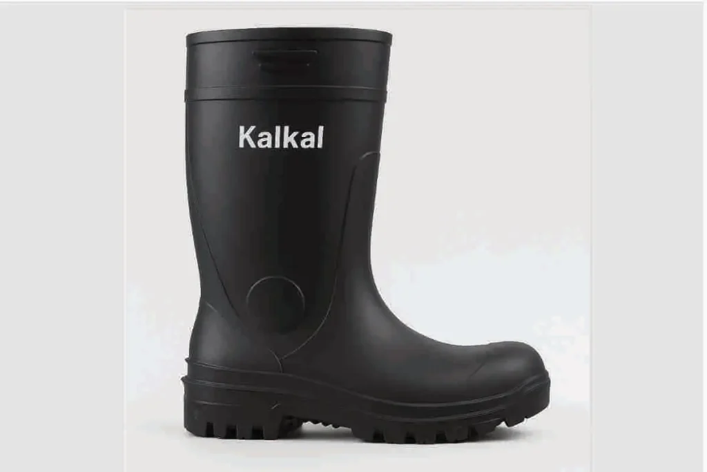 Bota impermeable de PVC marca Kalkal en color negro, con diseño antideslizante y suela robusta, ideal para terrenos húmedos y trabajo en exteriores.