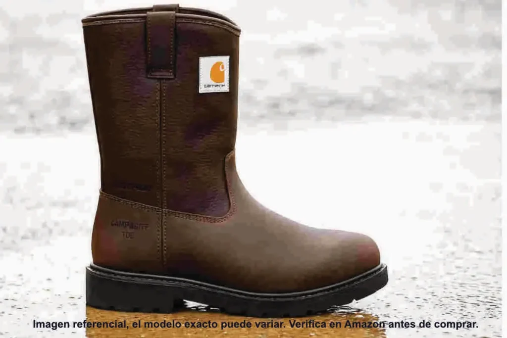 Bota Carhartt 11” Wellington impermeable con puntera compuesta sobre superficie mojada, vista lateral completa