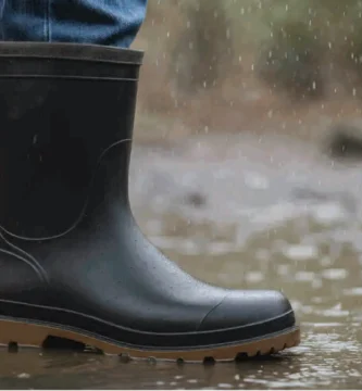 Bota impermeable de trabajo expuesta a condiciones húmedas