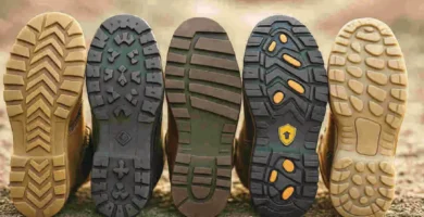 Suelas de cinco botas de trabajo diferentes alineadas, mostrando sus dibujos y funciones: antideslizante, dieléctrica, resistente al calor, antiperforación y de absorción de impactos.